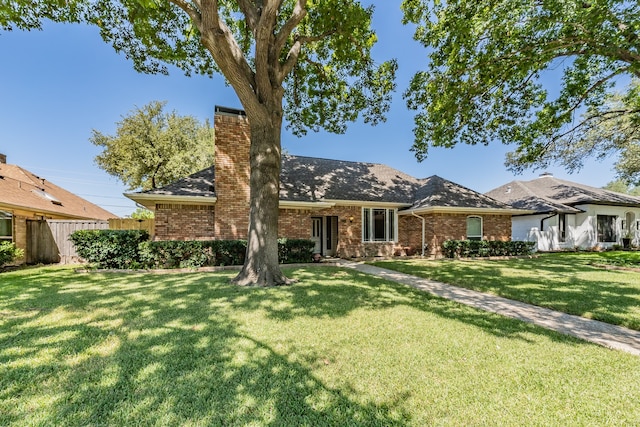 ranch-style home featuring a front lawn