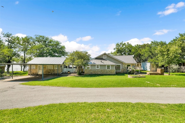 view of front of property featuring a front lawn and a carport