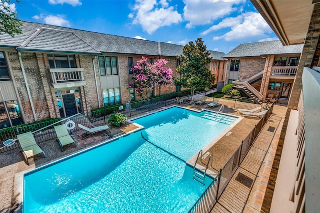 view of swimming pool