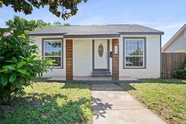 view of front facade with a front yard