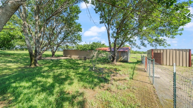 view of yard featuring an outdoor structure