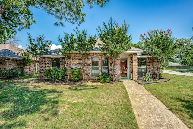 ranch-style home featuring a front lawn