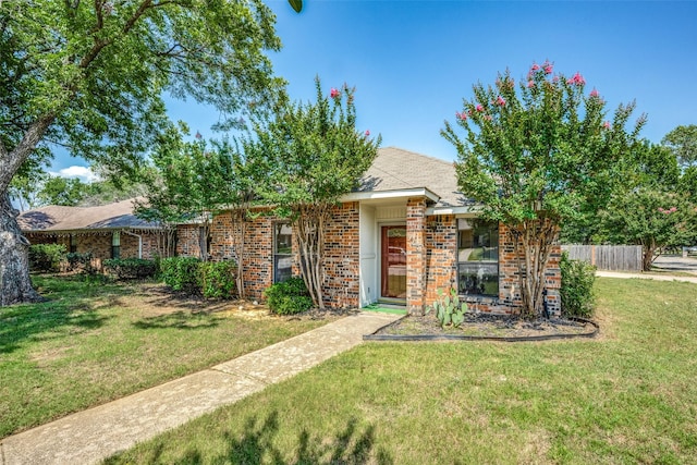 single story home featuring a front lawn