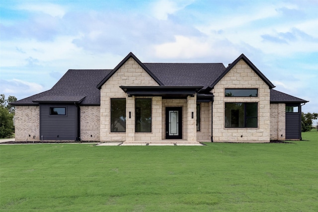 view of front facade featuring a front lawn