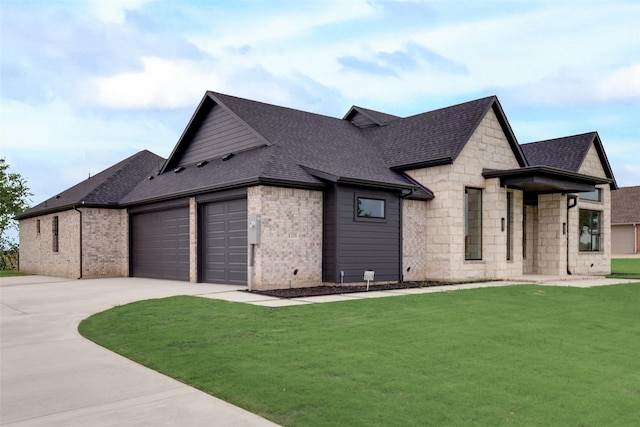 view of front of property featuring a front yard and a garage