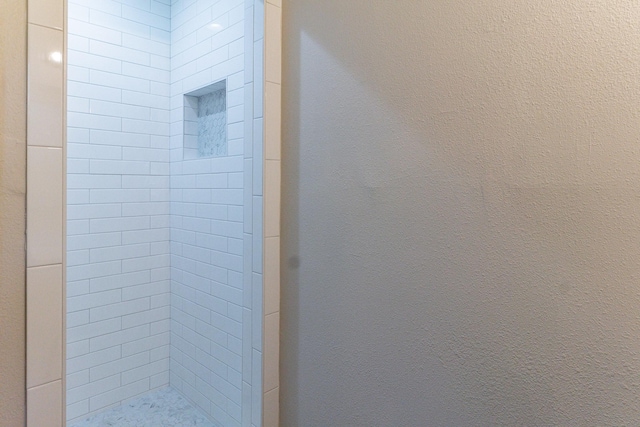 bathroom featuring tiled shower