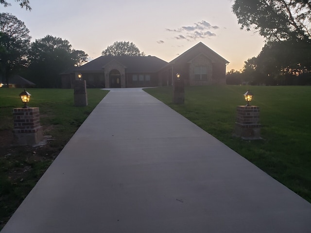 view of front facade with a lawn