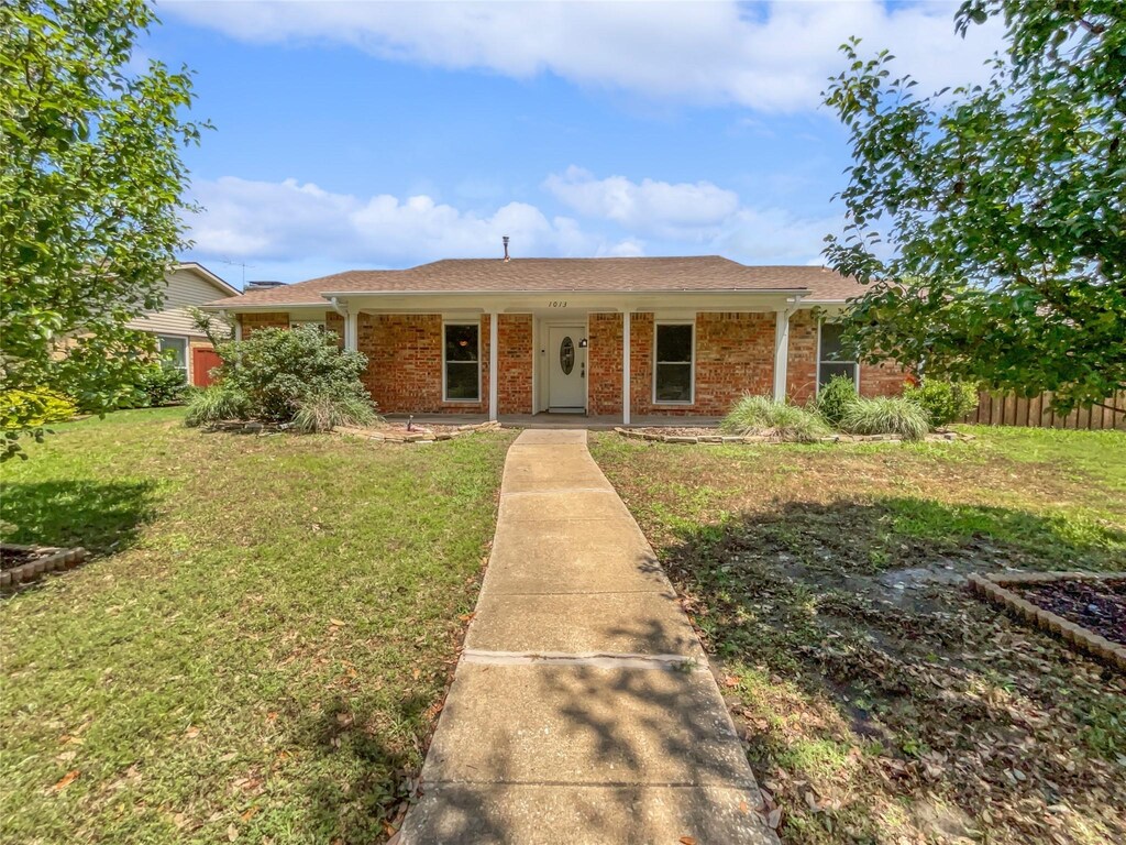 1013 Windy Meadow Dr, Plano, TX 75023 - ranch-style house featuring a front lawn