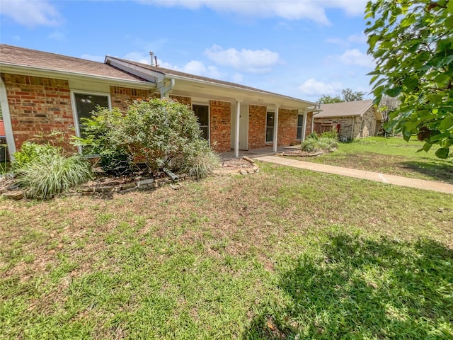 single story home with a front yard