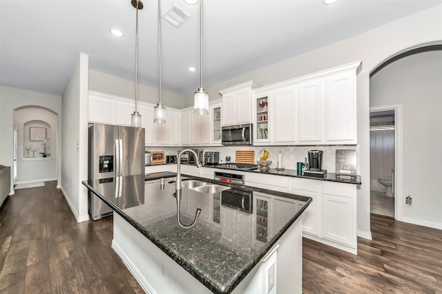 kitchen with sink, decorative light fixtures, a center island with sink, appliances with stainless steel finishes, and white cabinets