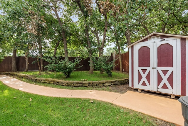 view of yard featuring a storage unit