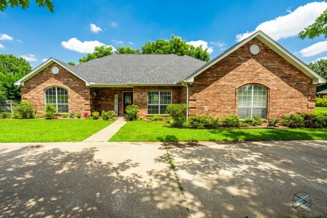 view of front of property with a front yard