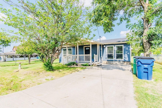 view of front of property featuring fence, a porch, and a front yard