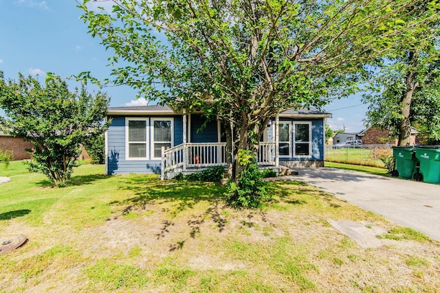 view of front of property featuring fence and a front lawn