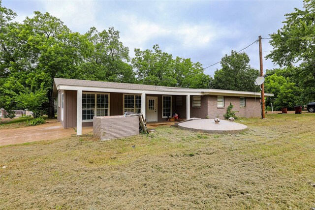 view of front of home featuring a front yard