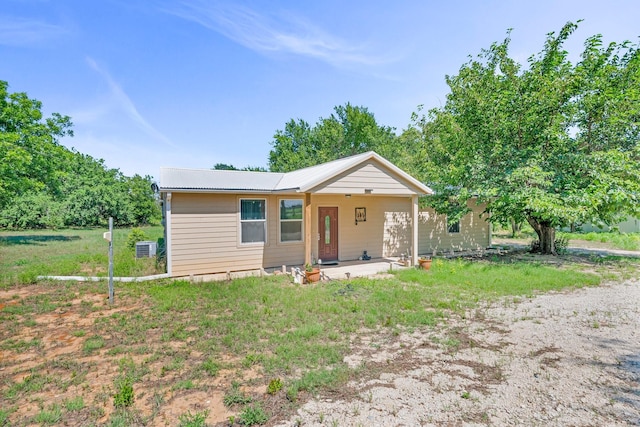 view of front of property featuring covered porch