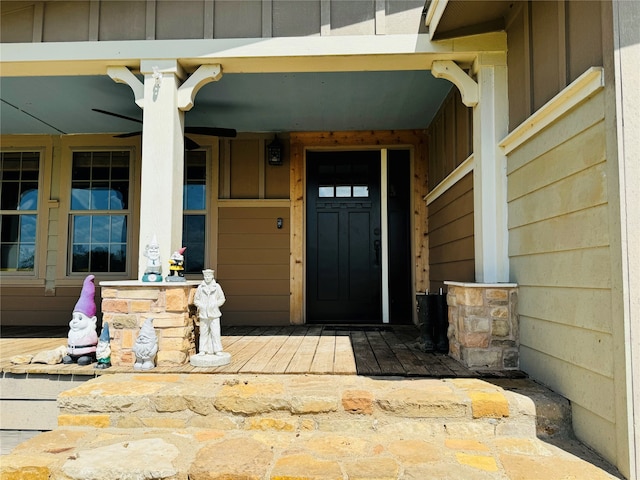 property entrance featuring ceiling fan