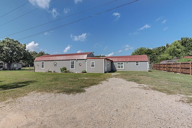 manufactured / mobile home with a front yard