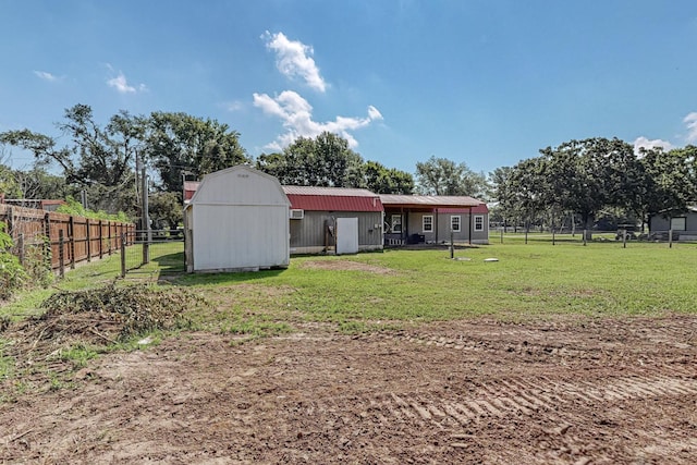 view of yard with an outbuilding