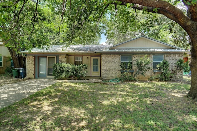 ranch-style house featuring a front yard