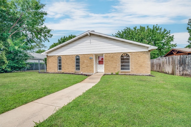 view of front facade with a front yard