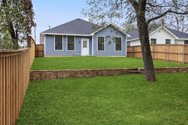 view of front facade featuring a front lawn