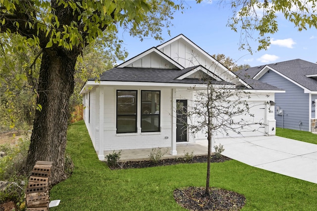 view of front of property featuring a front lawn and a garage