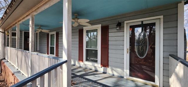 property entrance featuring ceiling fan and covered porch