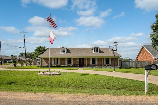 view of front of property featuring a front yard