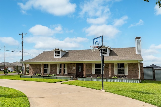 view of front of property with a front yard