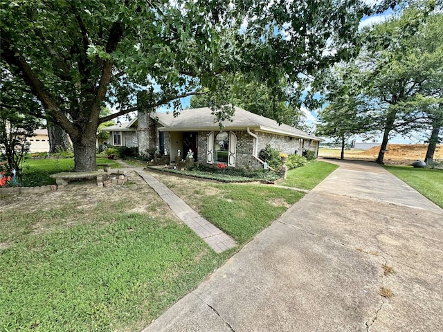 ranch-style home featuring a front lawn