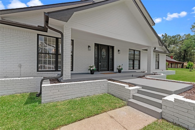 view of front of house with a porch and a front yard