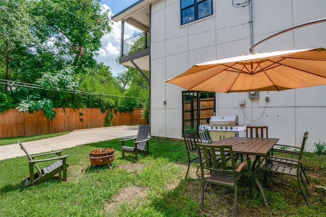 view of yard featuring a patio area and a fire pit