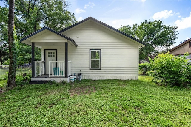 view of front of house with a front lawn