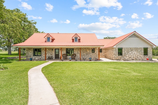 view of front facade featuring a front lawn