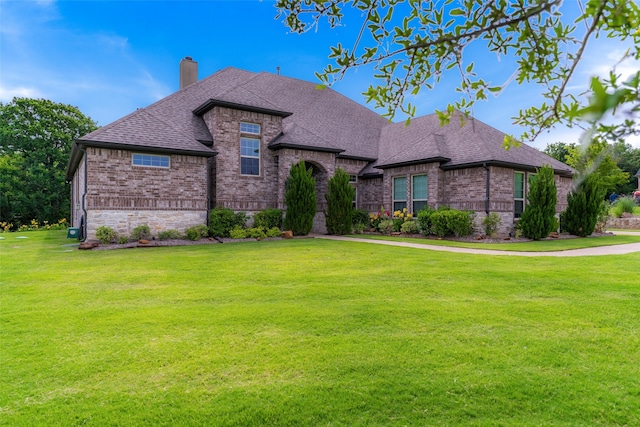 view of front of home featuring a front yard