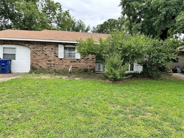 single story home featuring a front yard