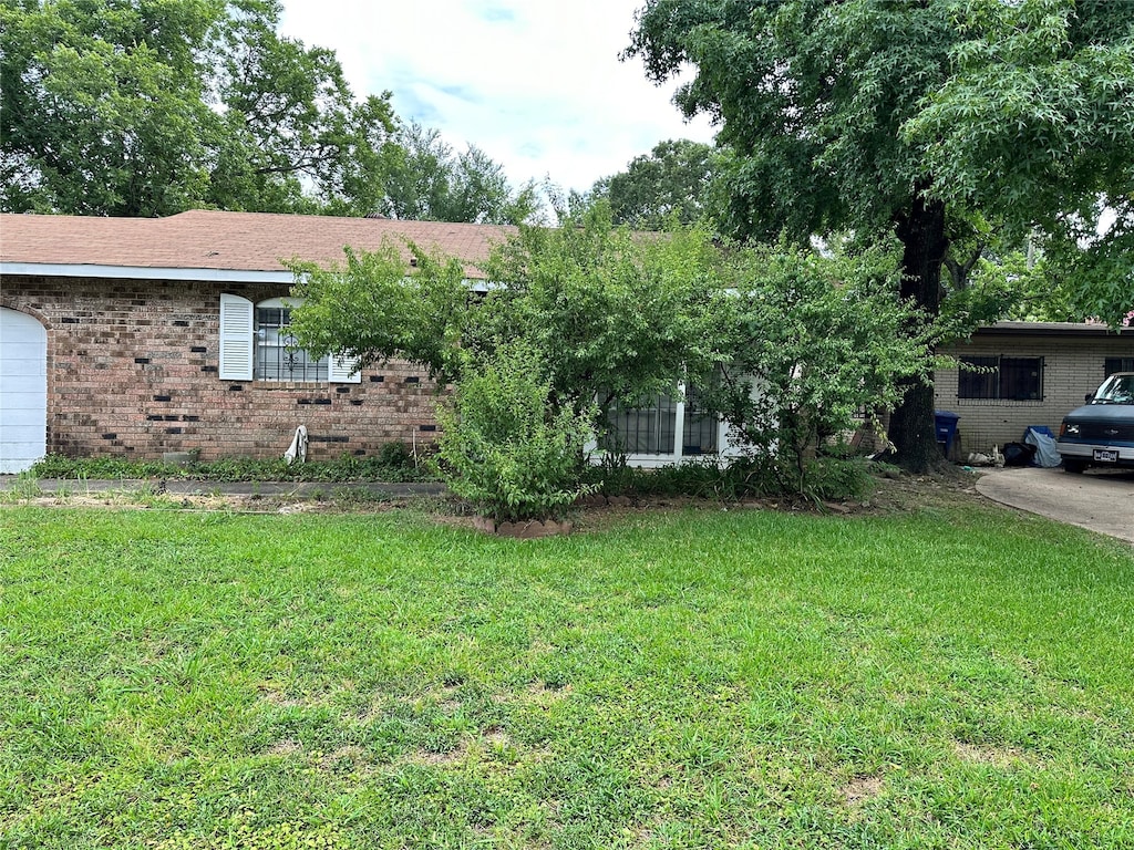 view of front of house with a front yard