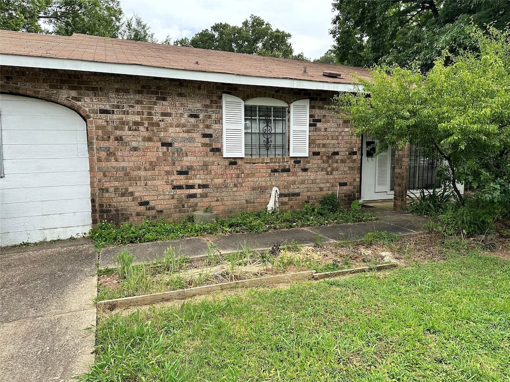 view of front of property featuring a front lawn