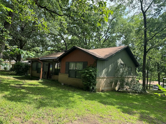 view of side of property featuring a lawn