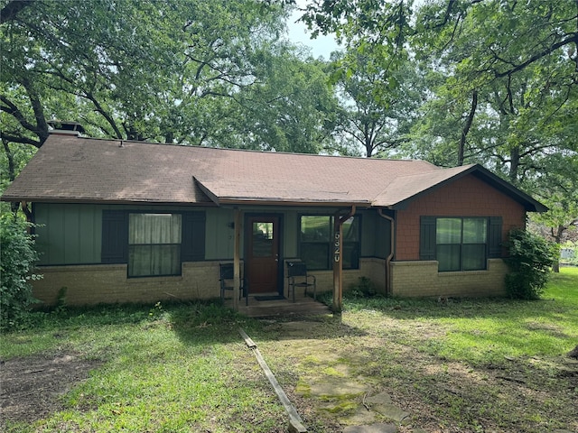 single story home with a front lawn