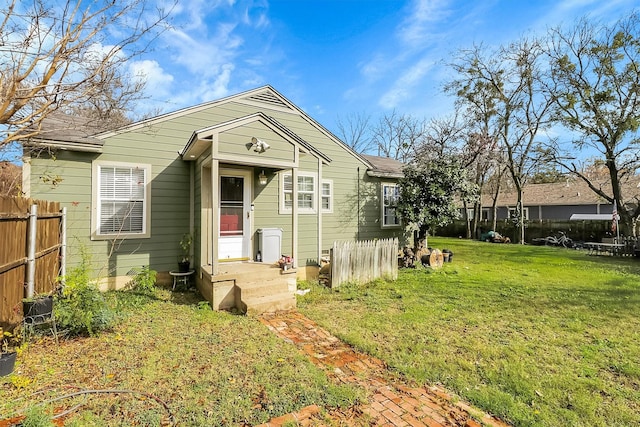 view of front of property featuring a front lawn