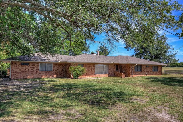 ranch-style house featuring a front lawn