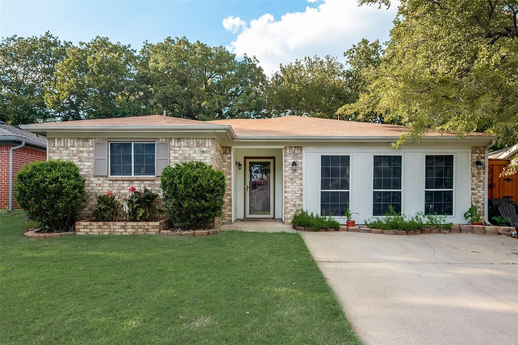 single story home with a front yard