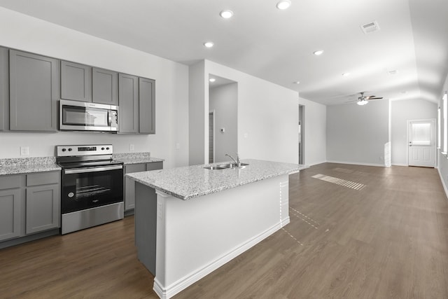 kitchen with appliances with stainless steel finishes, ceiling fan, gray cabinetry, and an island with sink