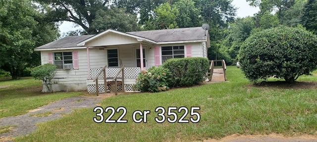 view of front of house featuring a front lawn