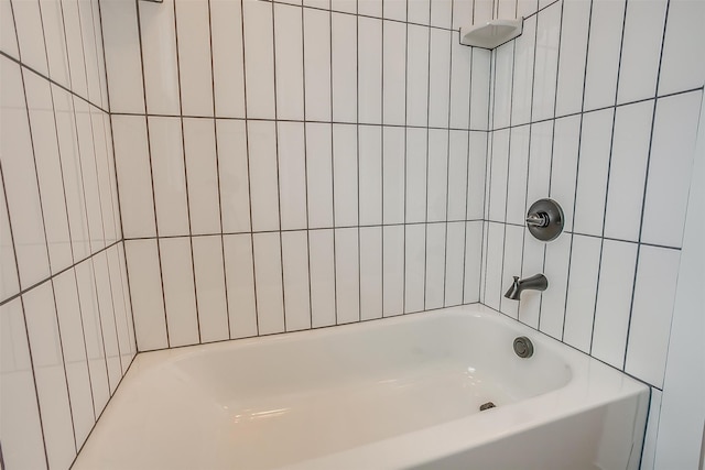 bathroom with tiled shower / bath