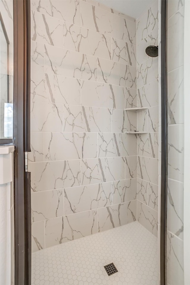 bathroom featuring tiled shower