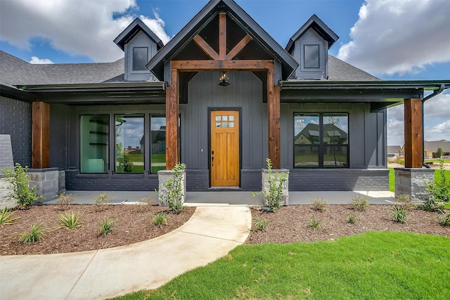 view of front of property featuring covered porch