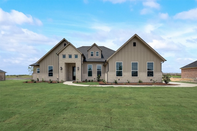 view of front facade featuring a front lawn